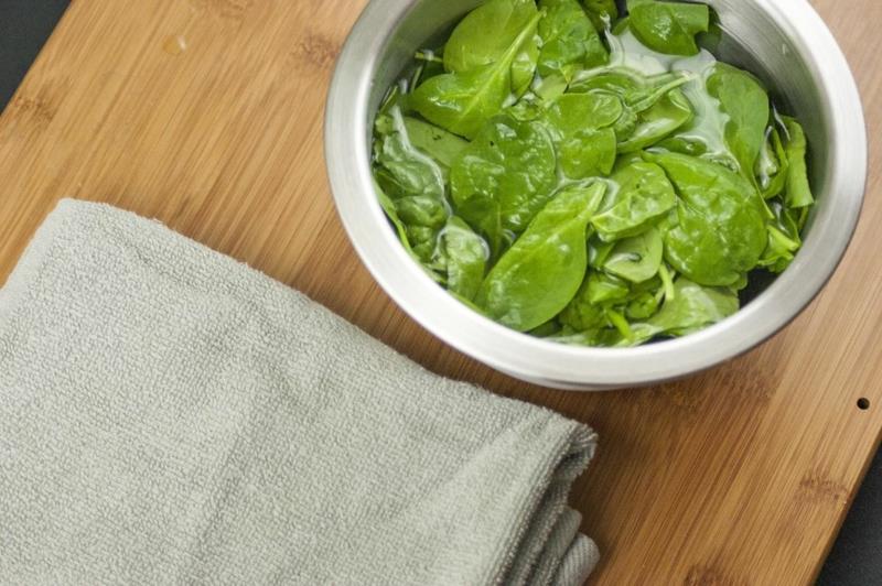 iztisnite solato brez predilnika zelenih listov v skledi in prtičku