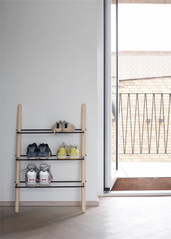duvara dayalı ahşap ve metal İskandinav minimalist ruhunda küçük ayakkabı dolabı