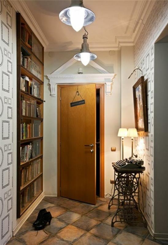 Knygų spinta koridoriuje sienoje, atviros lentynos su knygomis, mažo koridoriaus dekoravimo idėja, dekoratyvinė nuotraukų tapyba