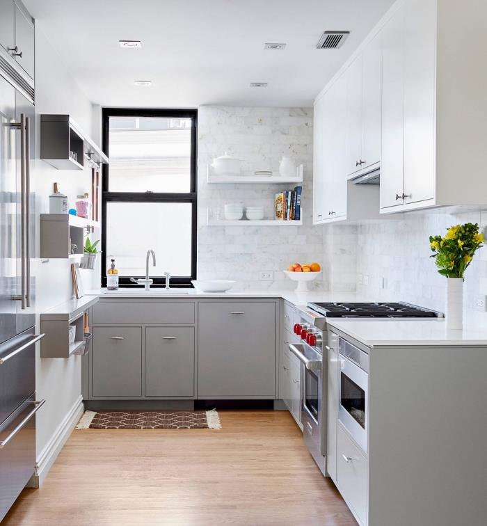 küçük bir mutfak nasıl dekore edilir, geleneksel mutfak duvar kaplaması, açık gri dolaplı mutfak dekoru ve beyaz tezgah