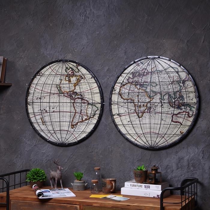 deko pasaulio žemėlapio su tamsiomis sienomis pavyzdys su spinta iš žalios rudos medienos ir juodo metalo