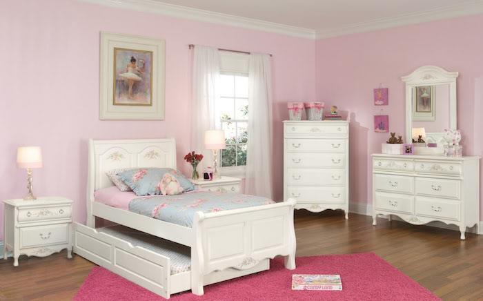 pembe duvarlı klasik prenses sissi tarzı depolama ile çocuk yatağı ile kızın yatak odası