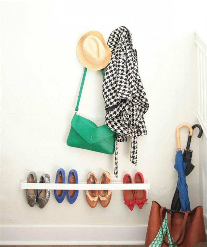 balta sieninė, minimalistinio dizaino batų lentyna, leidžianti laikyti batus aukštyje, išradinga batų laikymo idėja