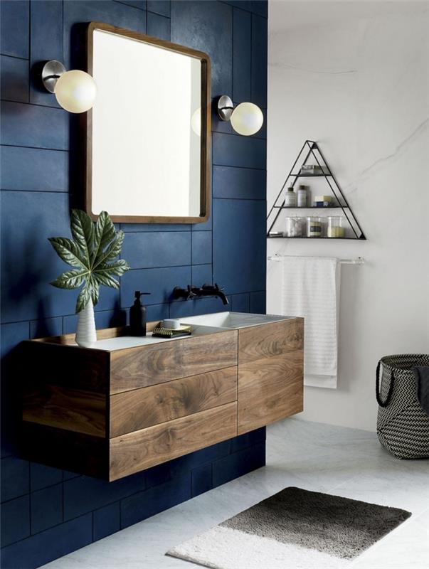 sodoben kopalniški dekor s temno modro in belo barvo za stene, belimi marmornimi ploščicami, železno polico in trikotno obliko