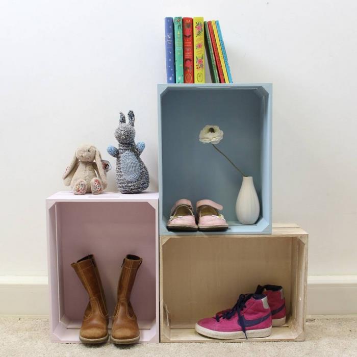 farklı renklerde boyanmış ve ayakkabı raflarına dönüştürülmüş eski ahşap kutular, çocuk odası için ayakkabı saklama fikirleri