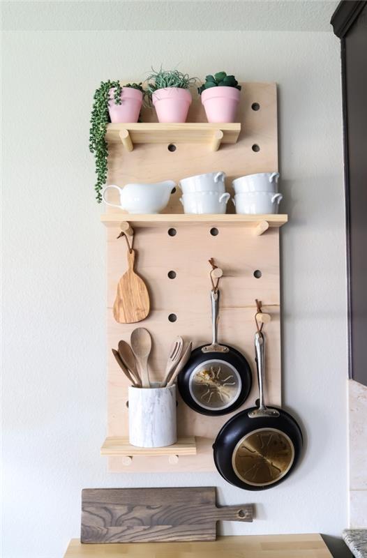 virtuvės laikymo patarimas, leidžiantis optimizuoti vertikalią virtuvės erdvę, perforuota medinė sieninė lenta su lentynomis ir medinės lazdelės jūsų virtuvės reikmenims laikyti