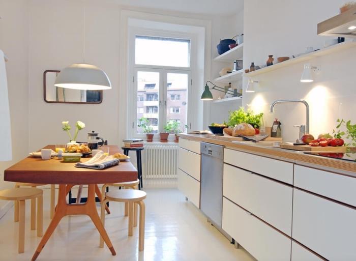 primer bele kuhinje, opremljene z magner mizo in belim pohištvom brez ročajev, navpični model za shranjevanje