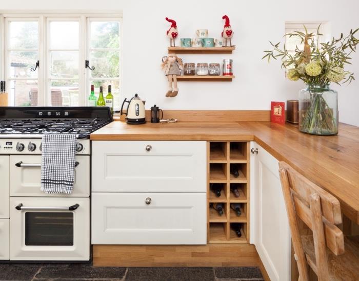 Razpored kuhinje v obliki črke L z ogljeno sivim podom in belo barvo sten, ideje za kuhinjske omare iz svetlega lesa