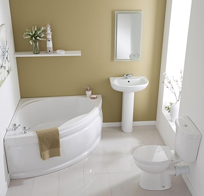 majhna kopalniška omara, opremljena z belo kotno kadjo s stensko polico, majhno dekoracijo prostora v nevtralnih barvah