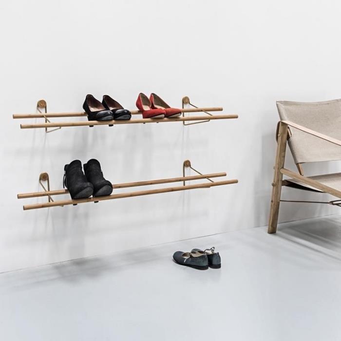 prie sienos tvirtinamos minimalistinio dizaino batų lentynos, sudarytos iš dviejų medinių strypų, pigi batų laikymo spintelė, optimizuojanti vertikalią erdvę