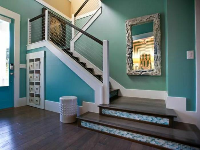 lentynos po laiptais-spintelės-po laiptais-mėlynos sienos-koridorius-parketas-grindys-apželdinimas-po šlaitu