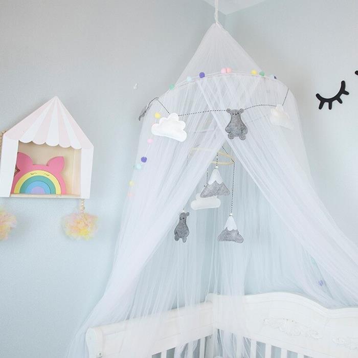 Beyaz ve ahşap asılı raf bebek odası aksesuarları gökyüzü beyaz gölgelik yatak şeffaf kumaş