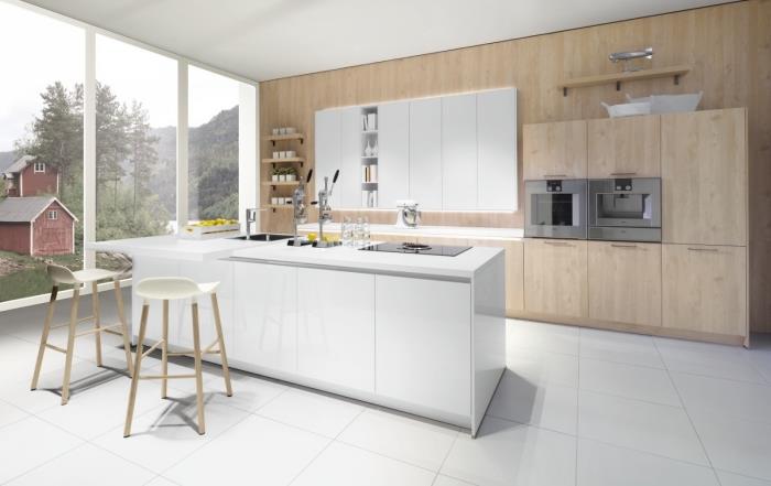 sodobno notranjo opremo v kuhinji z belim stropom in tlemi s pohištvom iz svetlega lesa ter osrednjim otokom