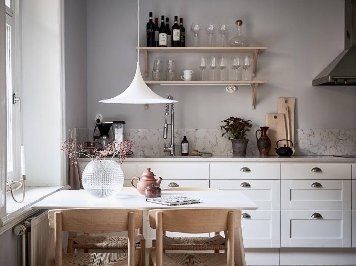 modern iç tasarım, yemek masası ile donatılmış uzun mutfak modeli, mermer tasarımlı mutfak sıçrama fikri