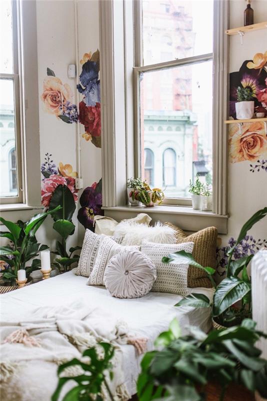 prašmatnus ir bohemiškas interjeras kambaryje su baltomis sienomis su apdaila sienų lentynose ir sienų lipdukais su gėlių dizainu