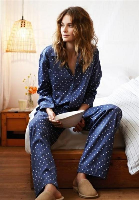 etam-pižama-pižama-in-pilou-ženska-modra-z-belo-konico-moderna-ženska-kratki lasje