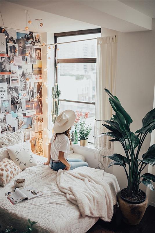 Hippi şık yatak odası fikri, duvarda resim ve alıntılarla görselleştirme panosu, uzun yeşil bitki iç, yatak odasında bitki fikri