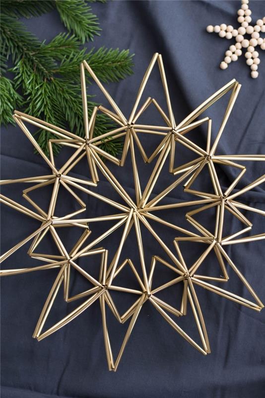 regeneruota Kalėdų žvaigždė, pagaminta iš aukso spalvos šiaudelių, atgautos dekoracijos idėja šiaudeliais