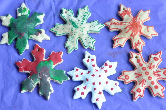 Noel tatilleri için küçük aktiviteler için boya ile tuzlu hamur yıldızları