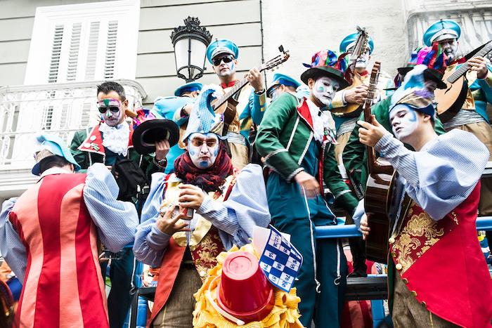 Grup karnaval kostümü, rol değiştirme maskesi, ozan kostümü, enstrümanlarıyla müzisyenler