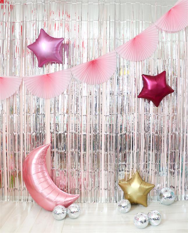 pembe yelpazeler, ay ve yıldız şeklinde balonlar, yönlü toplar ile bir duvarı süslemek için gümüş saçaklı perde