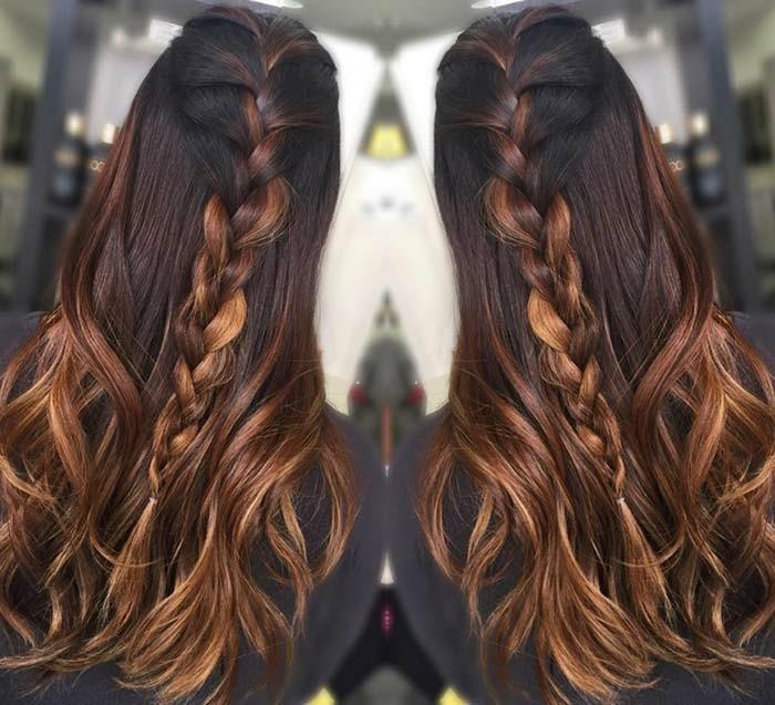 un esempio di capelli scuri con süpürme caramello ve yarı raccolto realizzato con una treccia