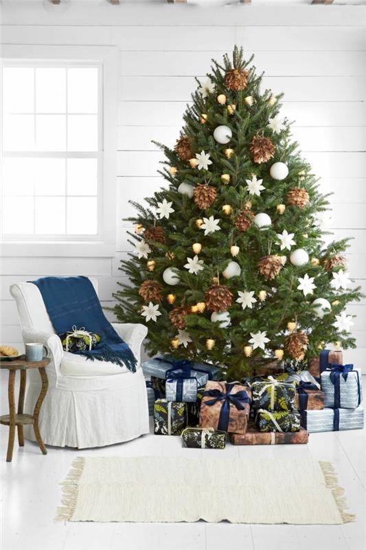 odlično-božično drevo-dekoracija-borovci
