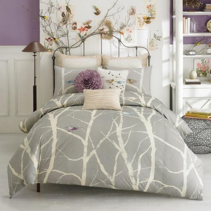 Güzel bir demir yatağı süsleyen kuşlarla bir ağaç yatak odası boyamak için gri yatak odası veya mor yatak odası fikirleri.