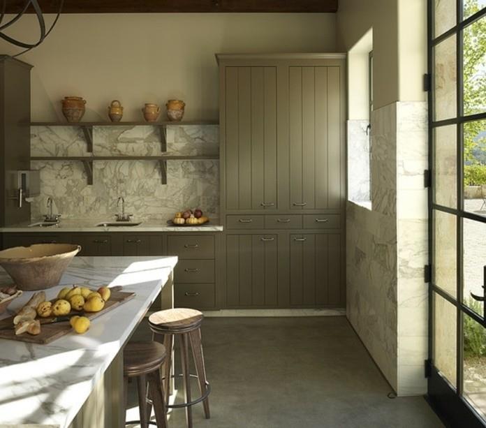 odlična-ideja-taupe-kuhinja-v-kmečkem slogu-marmorna-delovna plošča-in-splashback-fasada-taupe-kuhinja