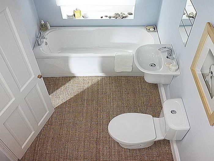 primer postavitve majhne kopalnice s kadjo wc