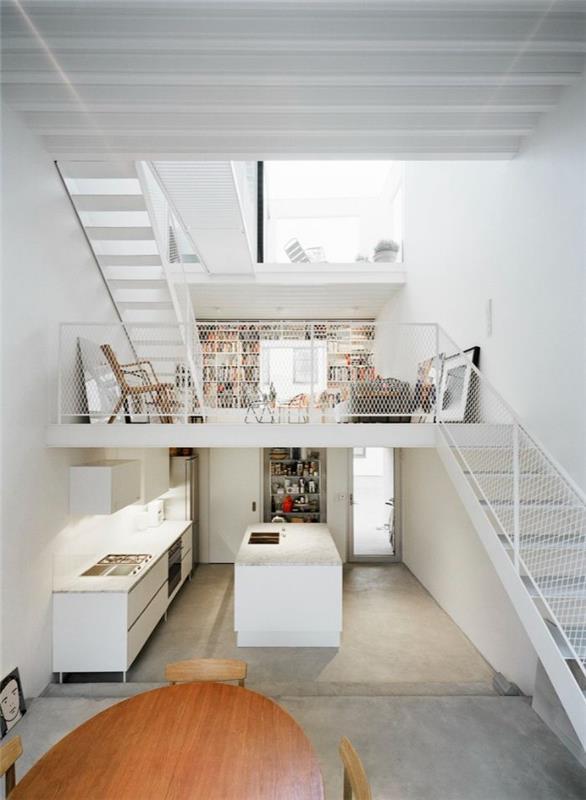 primer bele kuhinje pod stopniščem z osrednjim otoškim belim stopniščem moderno stanovanje