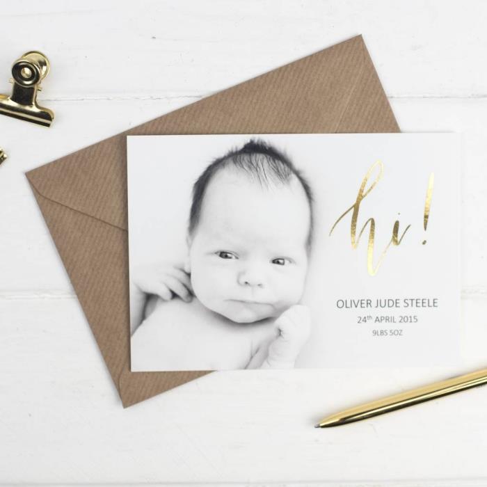 fotoğraf ve altın harflerle kişiselleştirilmiş bebek duyuru kartı, fotoğraf ve doğum tarihi ile doğum duyuru fikri