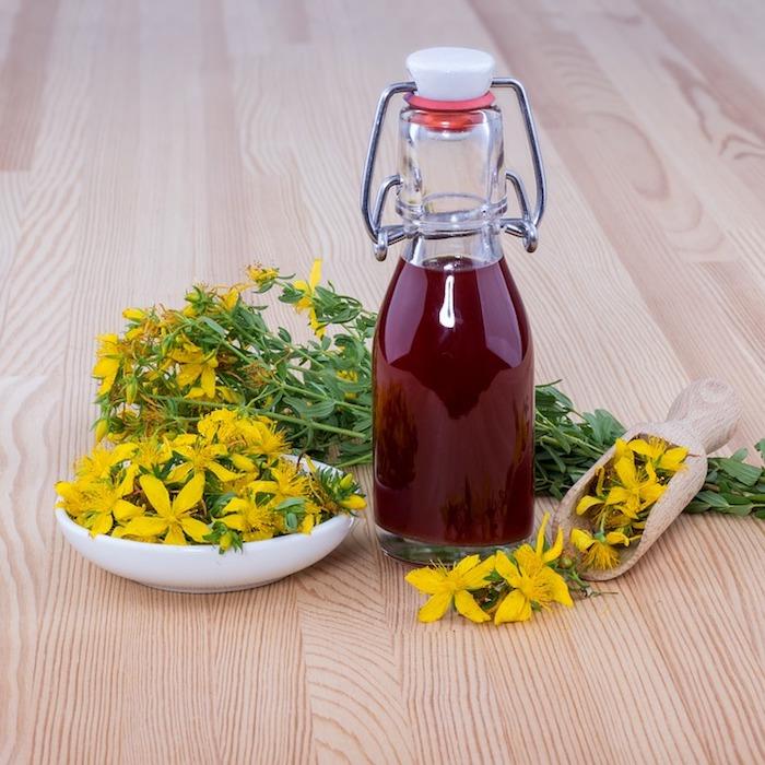 güçlü doğal anti-stres örneği St. John's Wort'un depresyona karşı etkisi sarı çiçekler