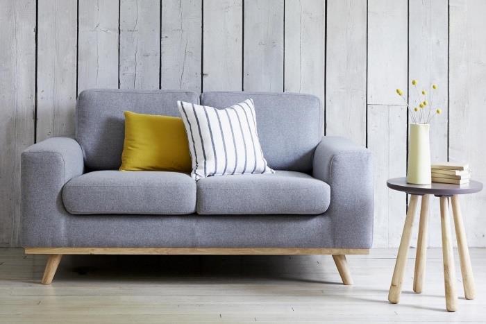 gri bir kanepe örneği, sarı yastık, gri paneller, İskandinav yan sehpa, İskandinav ilhamı