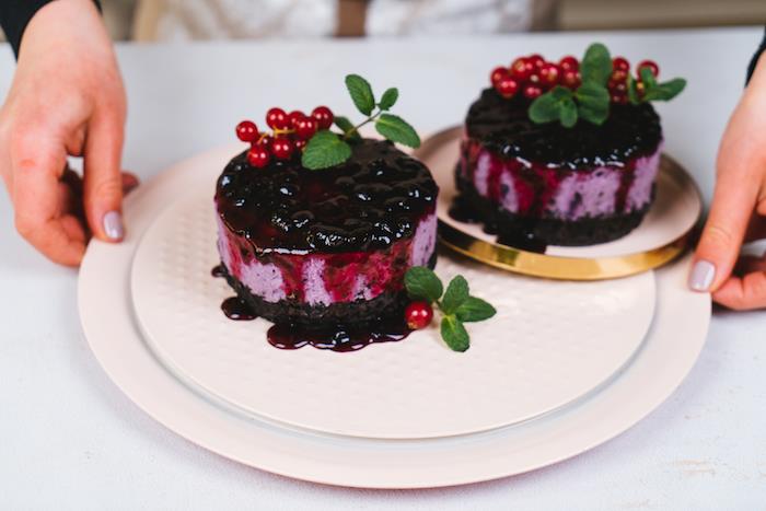 primer recepta oreo cheesecake z oreo piškotno osnovo ter maslom in kremnim sirom, mascarponejem in borovničevo marmelado