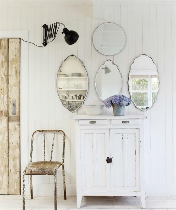 balti patinos baldai, nuskustas prašmatnus šalies dekoravimo idėja, baltos ir smėlio spalvos patinos spintelės ir veidrodžio apdaila