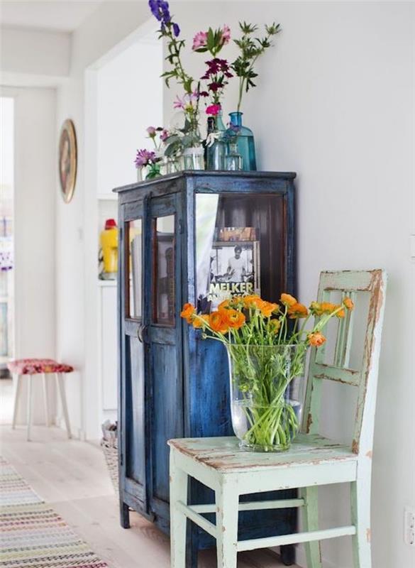 prenoviti staro garderobo, prebarvano v mornarsko modro in preperelo, metino zelen stol, umetno svež, svetel parket, barvita cvetlična dekoracija
