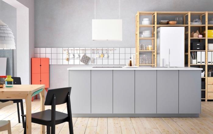 minimalistinis ikea virtuvės modelis su šviesiai pilka centrine sala ir saugykla bei mediniu stalu