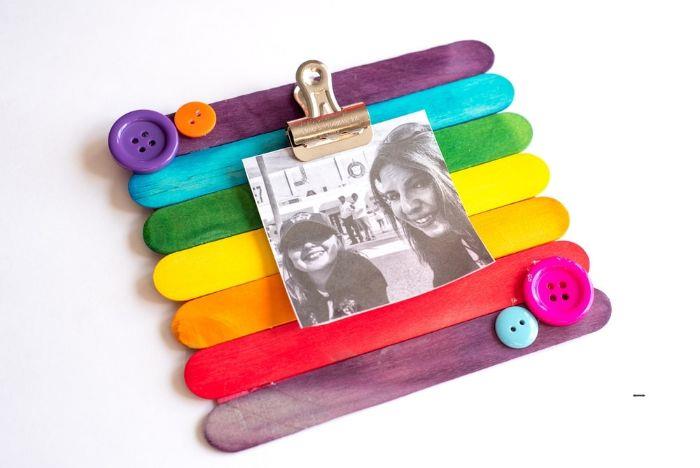 gökkuşağı desenli renkli düğmelerle süslenmiş dondurma çubuklarında renkli fotoğraf çerçevesi, kendin yap anneler günü hediyesi