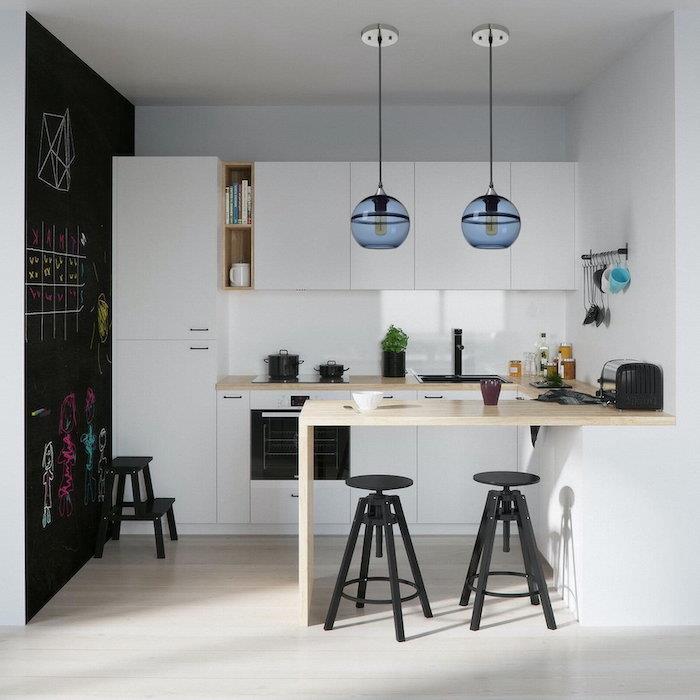 siyah unsurlar ve küre şeklinde iki sarkıt lamba ile İskandinav tarzında mutfak düzeni örneği
