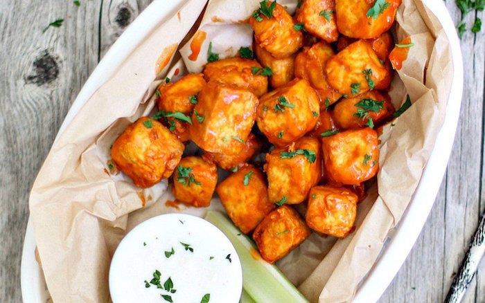 užkandžių receptas su keptu tofu padaže, šviežiomis žolelėmis ir padažu, kurio pagrindą sudaro tiršta šviežia grietinėlė