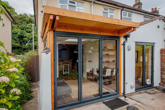 nedidelis tradicinio namo pratęsimas su įlankos langais ir mediniu stogu, padidinkite namo gyvenamąją erdvę, pritaikykite valgomąjį