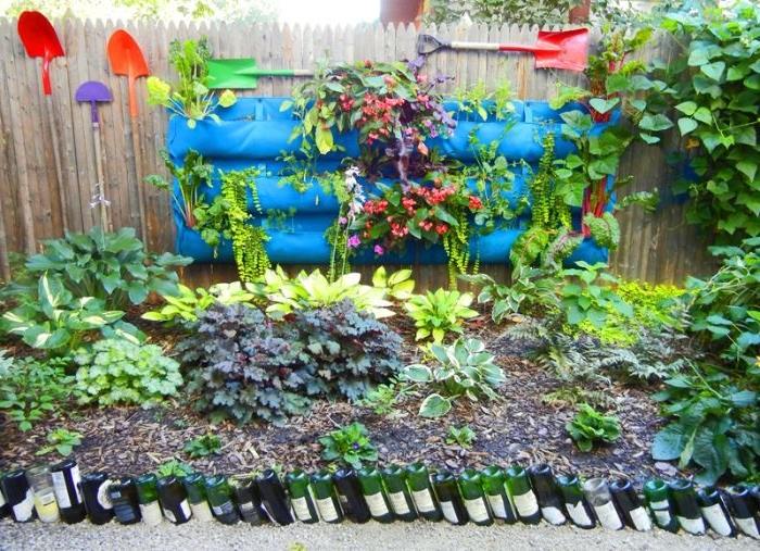 ideja o vrtni meji, obnovljena v vinskih steklenicah, da omejite vrtno površino, kako urediti svoj obnovljeni vrt