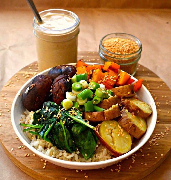 Ispanaklı, patatesli ve tatlı patatesli, pirinçli mantarlı Buda kasesi tarifi, bitkisel proteinlerle dolu zengin bir akşam yemeği için fikir