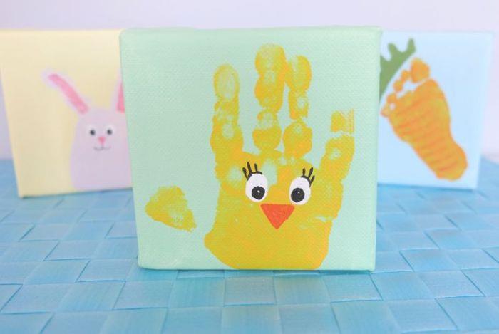 renkli civciv, tavşan veya havuç el izleri olan bir kağıt paskalya kartı yapın