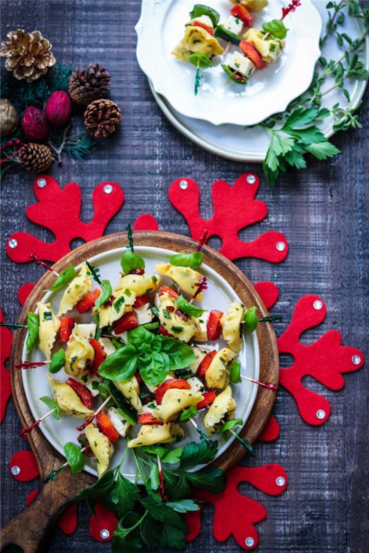 Tortellini, sebze, fesleğen, mozzarellalı Noel aperatif şiş, aperatif için kolay ve hızlı tarif