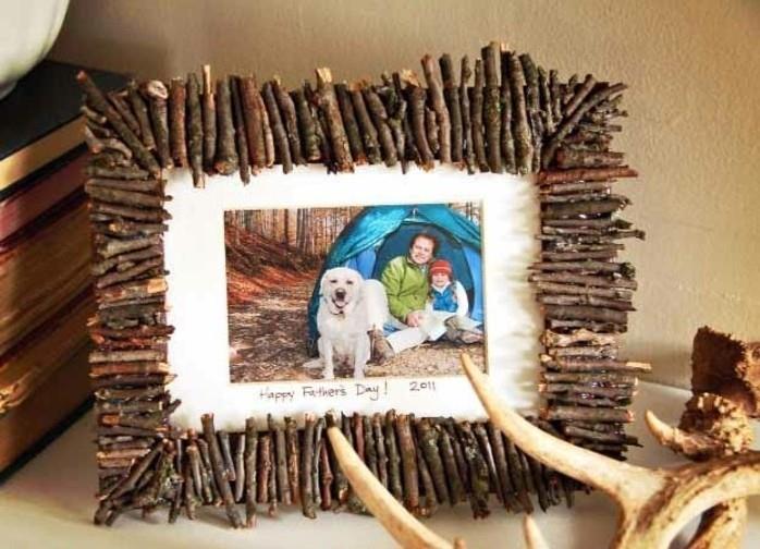 tėvo dienos dovanos pavyzdys, kad pasidaryk pats foto rėmelį, pagamintą iš mažų medžio šakelių-nuotrauka tėvas ir sūnus