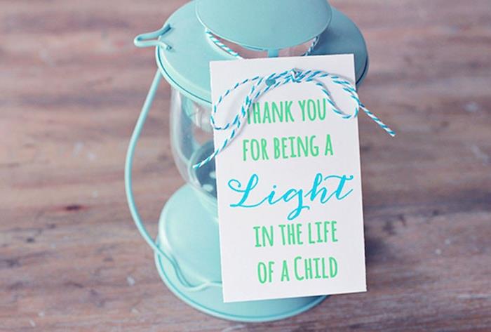 dangaus mėlynas žibintas į šviesą su dovanų etikete: ačiū, kad esi mano gyvenimo šviesa, motinos meilužės dovana