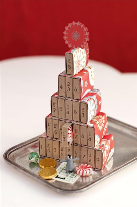 İçinde figürinler ve şekerler olan sayılar ve sürprizler içeren kibrit kutularından yapılmış bir varış takvimi örneği