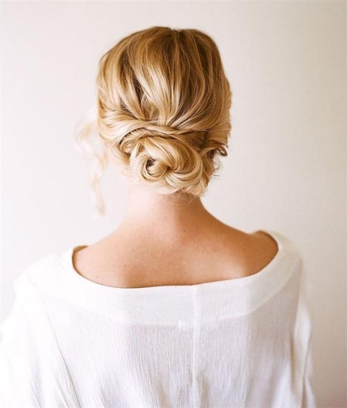 enostavna in elegantna nizka punđa na dolgih blond laseh, stransko spuščene ključavnice, valoviti lasje